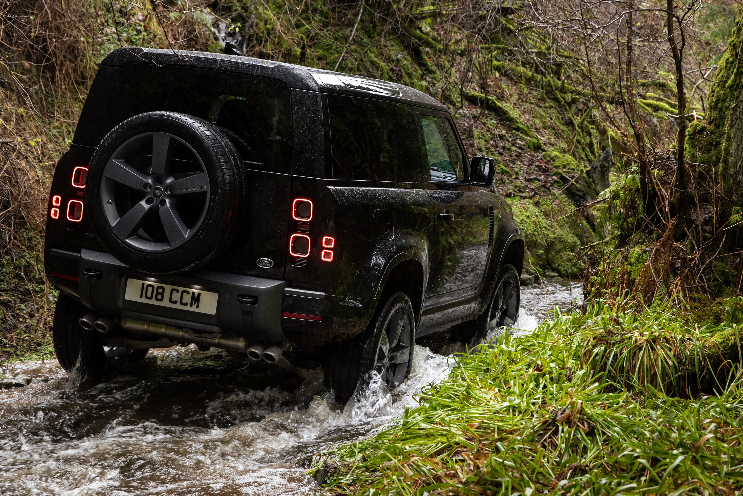 500 lóerővel a sárban: itt a Defender V8-as 1