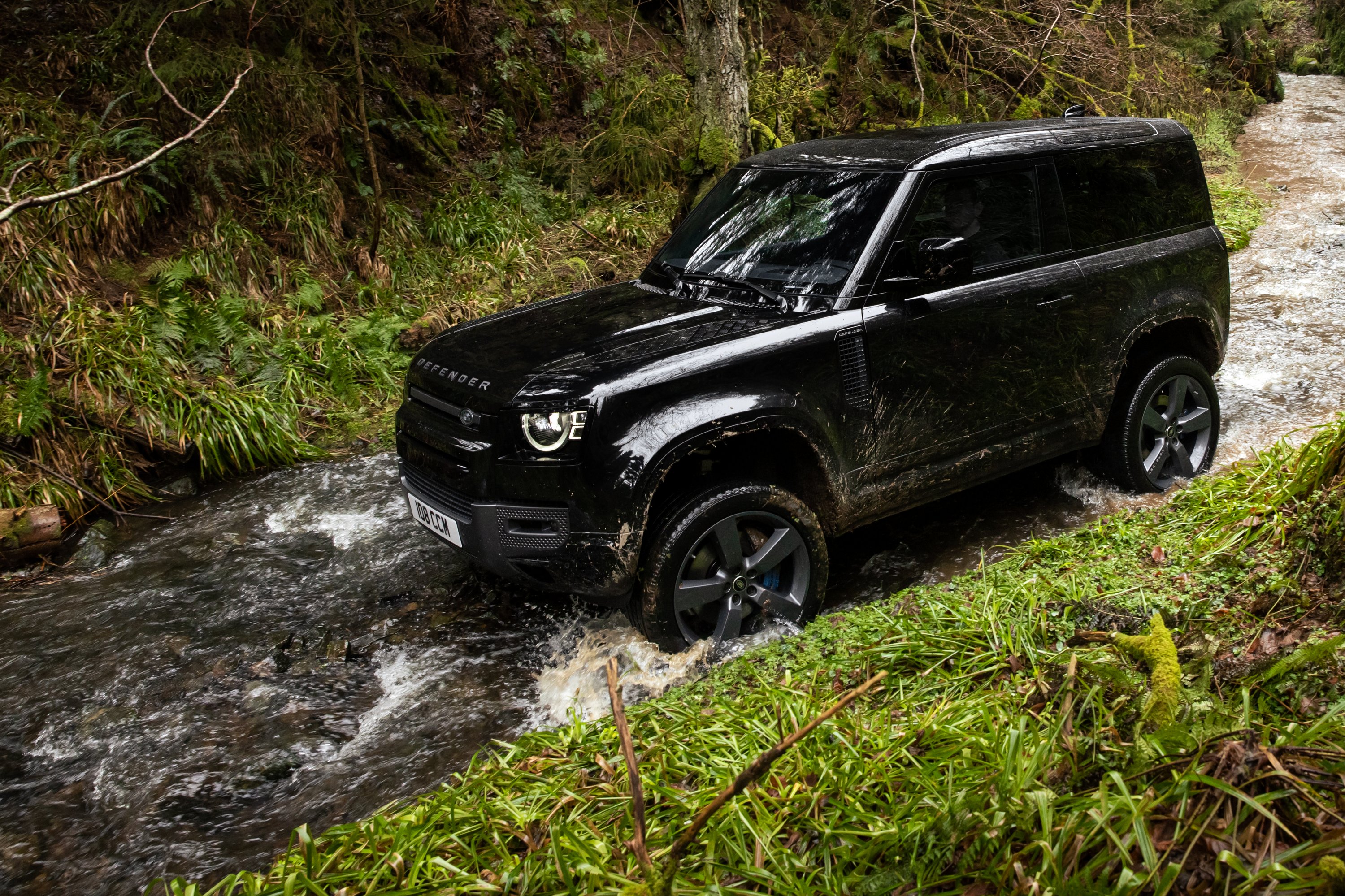 500 lóerővel a sárban: itt a Defender V8-as 14