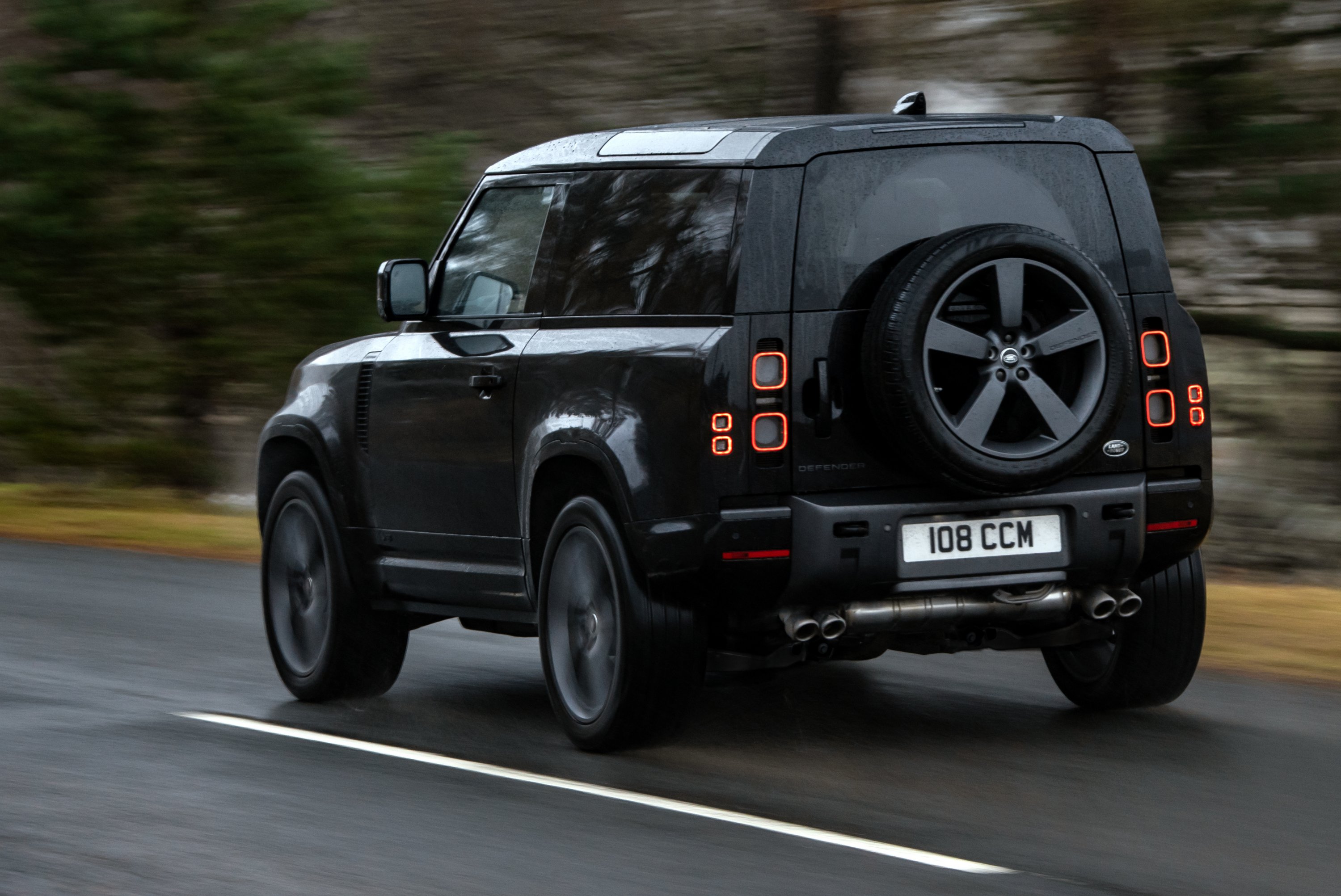 500 lóerővel a sárban: itt a Defender V8-as 15