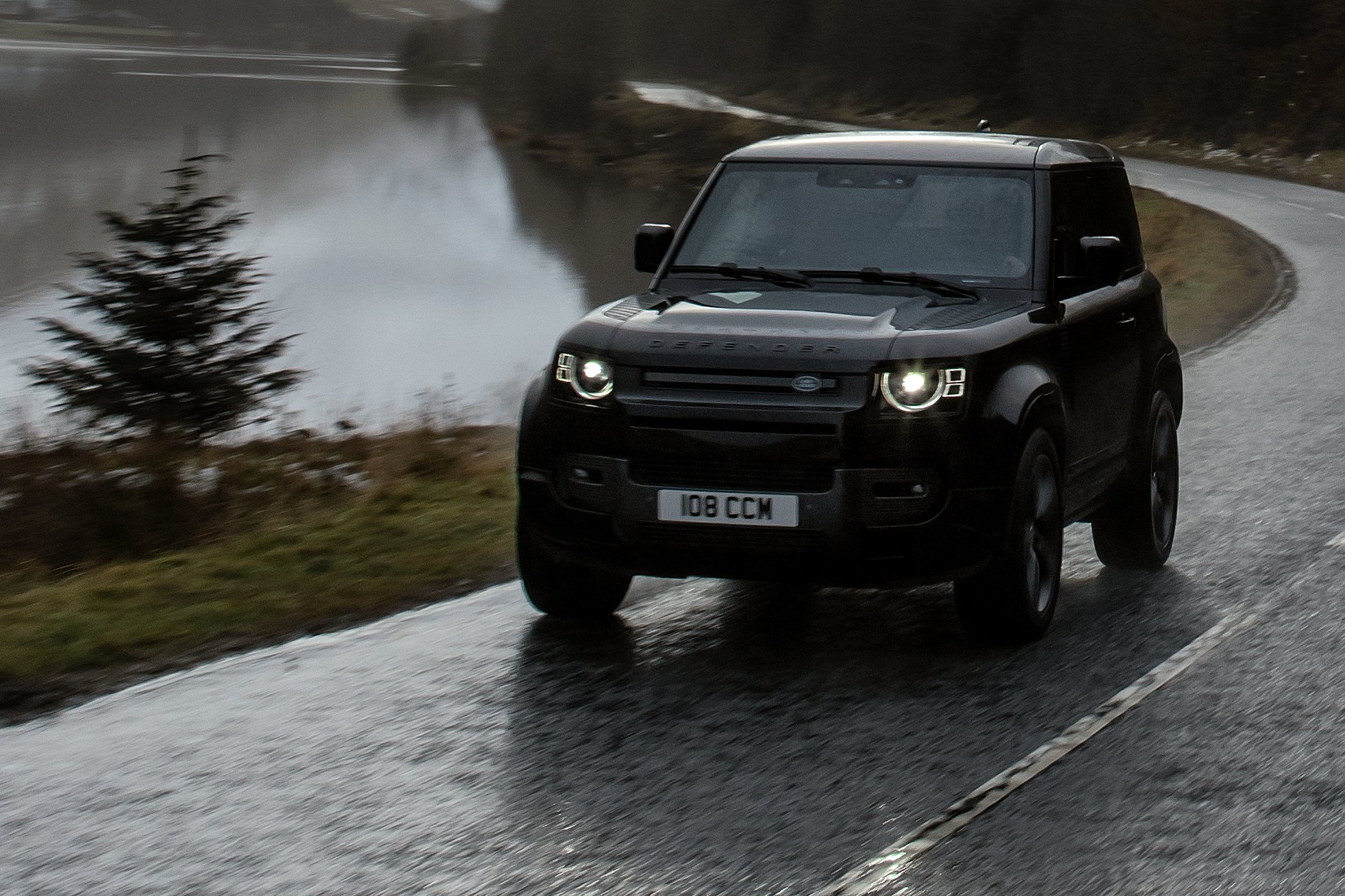 500 lóerővel a sárban: itt a Defender V8-as 16