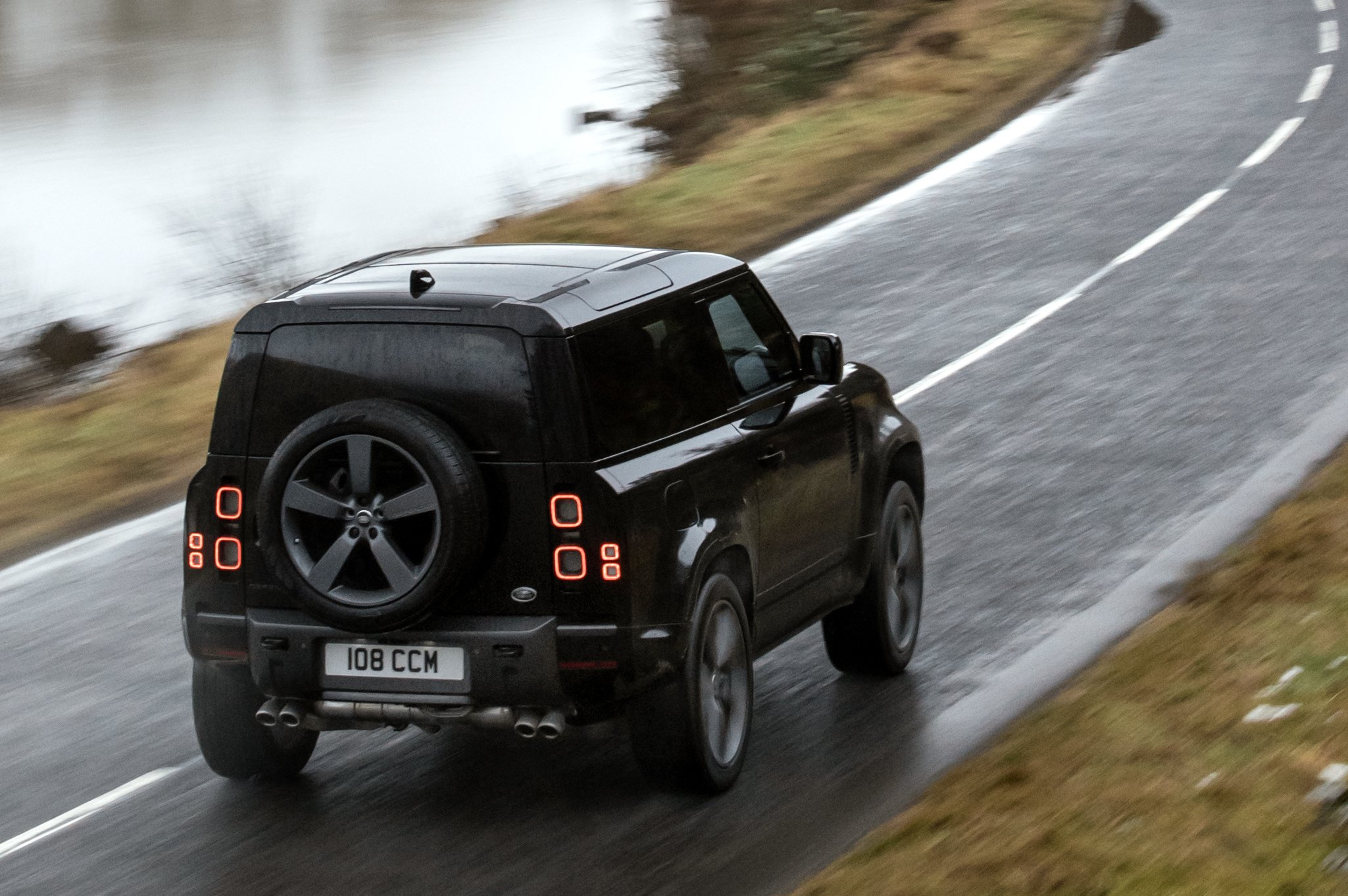 500 lóerővel a sárban: itt a Defender V8-as 17