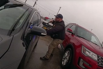 Az év rendőri megmozdulása, ahogy a menekülő autóst átöleli a rendőrfőnök