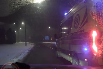 Ilyen sem volt még: mentő büntetőfékezett az autó előtt