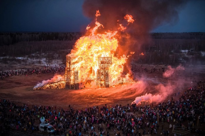 Szándékosan felgyújtott egy hidat az ünneplő tömeg 2