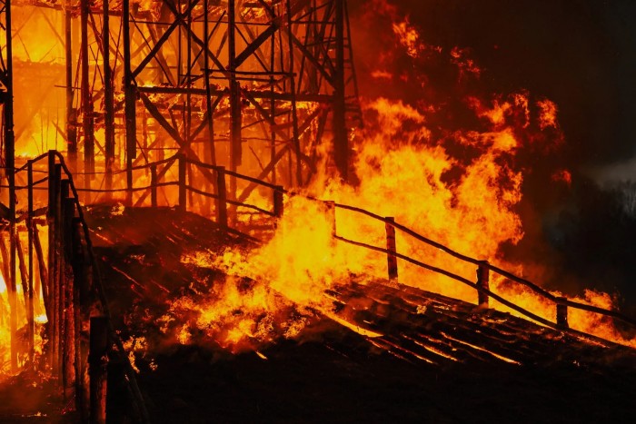 Szándékosan felgyújtott egy hidat az ünneplő tömeg 3