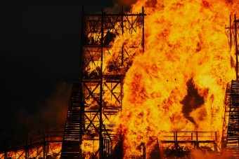 Szándékosan felgyújtott egy hidat az ünneplő tömeg