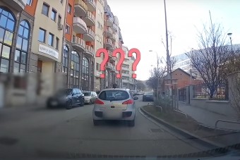 Nem vicc: az út kellős közepén parkolt le a budai autós