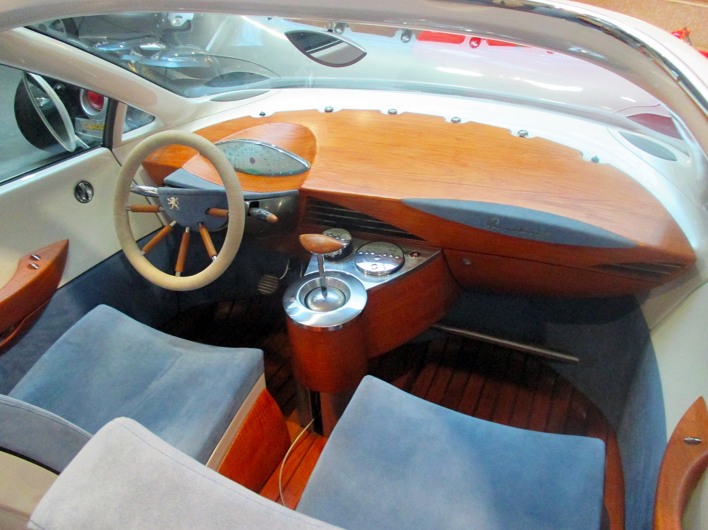 A kilencvenes évek francia mindenese: kabrió, buszlimuzin, luxusjacht és pickup egyben 4