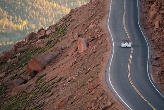 Nem akármilyen autóval indulnak a híres hegyiversenyen