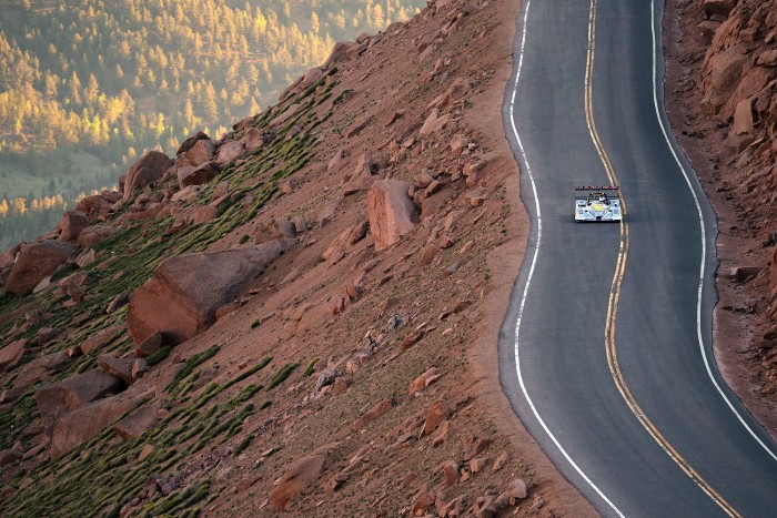 Nem akármilyen autóval indulnak a híres hegyiversenyen