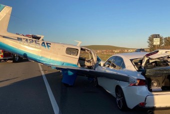 Repülő ütközött autóval, valakinek sikerült is felvennie