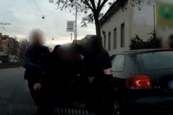 Videón, ahogy a magyar rendőrök kegyetlenül lecsaptak az autófosztogatókra