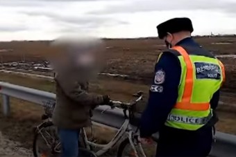 A forgalommal szemben biciklizett egy nő az M86-oson