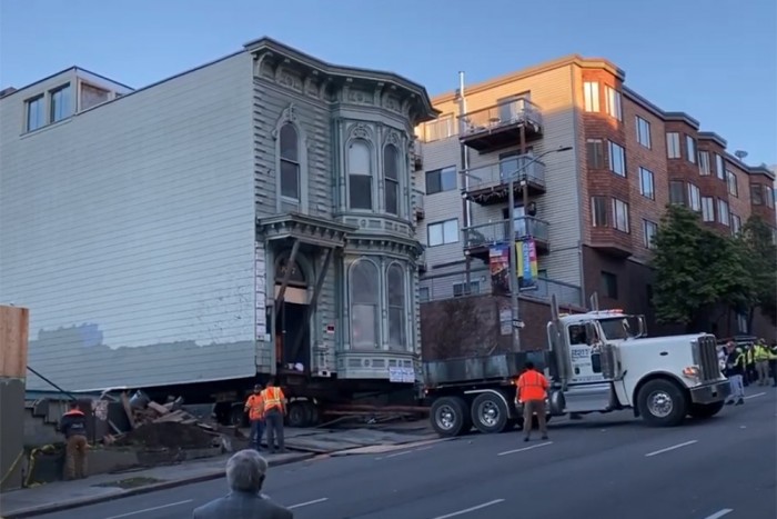 Másik utcába vittek át egy 139 éves épületet