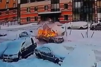 Élve szállt ki a sofőr a felrobbanó autóból