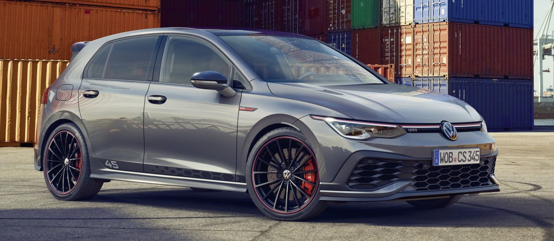 Gyertyák helyett ez került a 45 éves Golf GTI tortájára