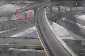 21 méter magasból zuhant le a pick-uppal, videóra vették