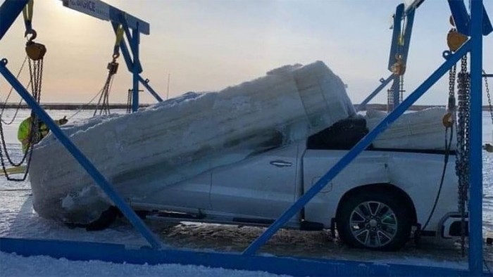 Elég durva látvány a méteres jégből kivágott pickup 2