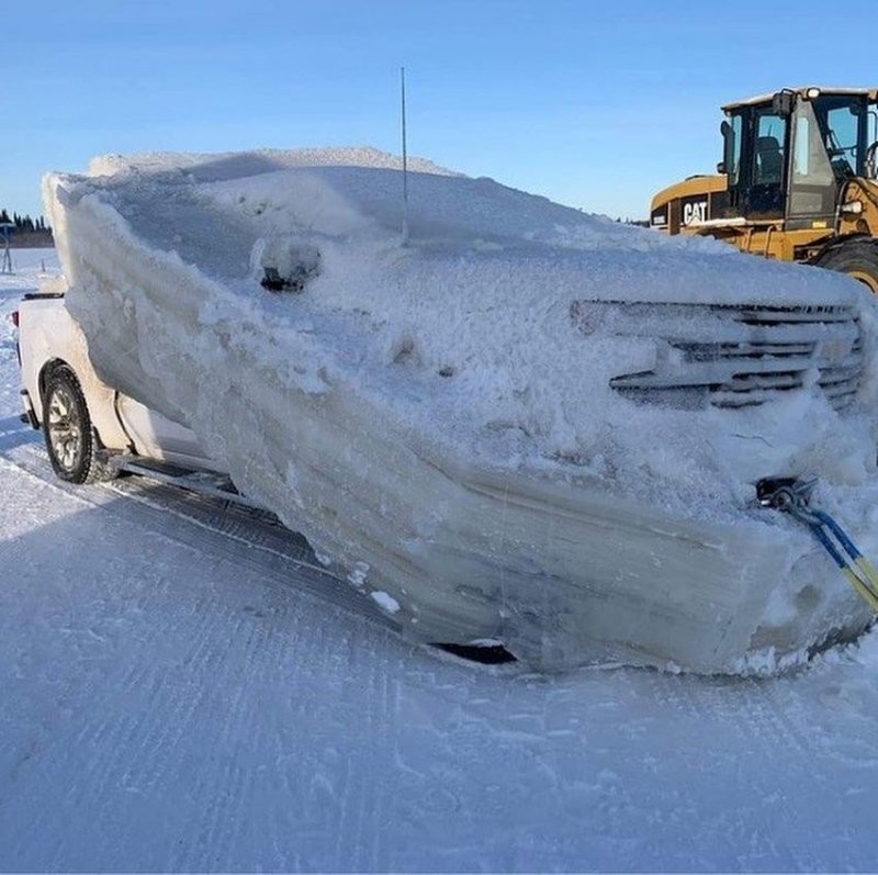 Elég durva látvány a méteres jégből kivágott pickup 3