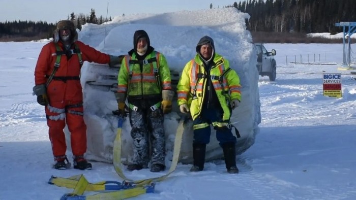 Elég durva látvány a méteres jégből kivágott pickup 4