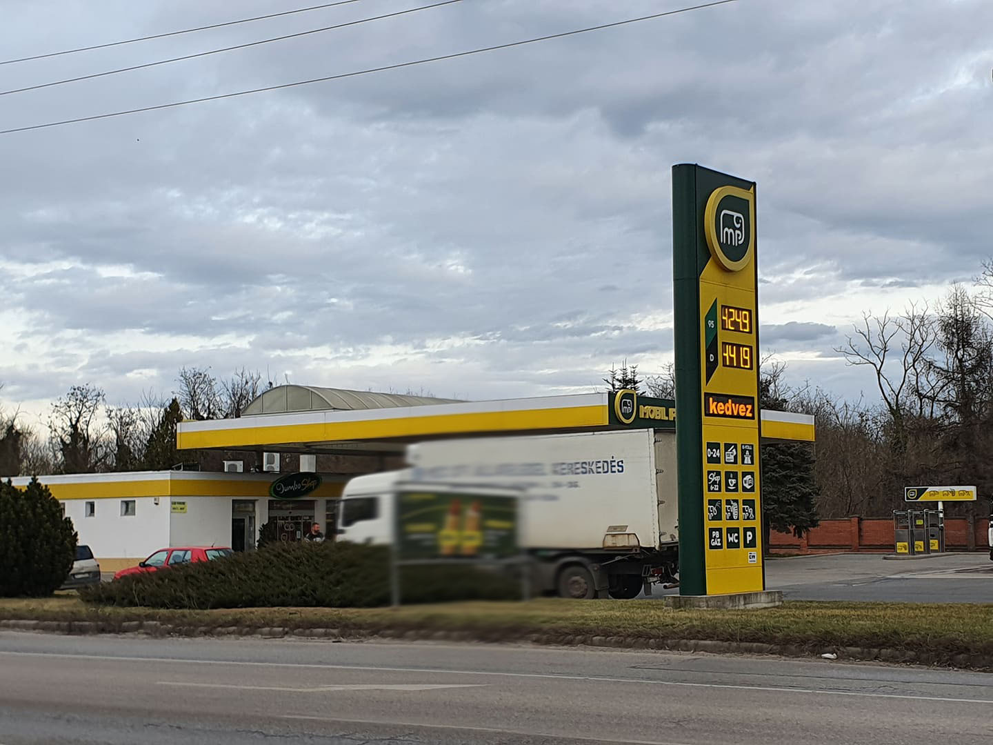 Átlépte az 500 forintot az üzemanyagok ára itthon! 4