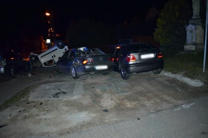 Egyszerre öt autót tört össze egy részeg autós Fertőrákoson 1 | Vezess Egyszerre öt autót tört össze egy részeg autós Fertőrákoson 1