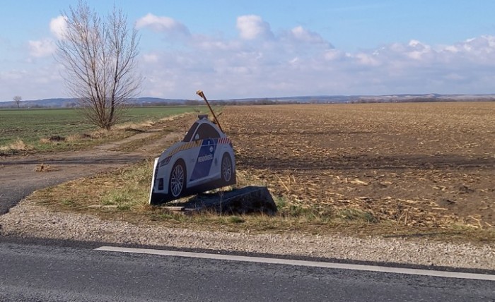 Újra ellopták a bádogrendőrt a 81-es út mellől, amit már előtte kétszer elloptak 2 Újra ellopták a bádogrendőrt a 81-es út mellől, amit már előtte kétszer elloptak 2