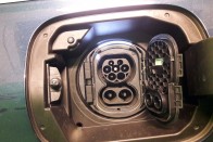 Csillagjegye: konnektor – Mercedes CLA 250e teszt 120