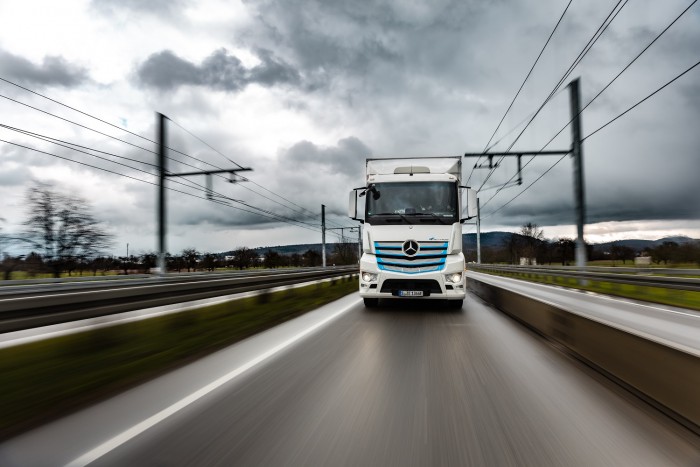 Zseniálisan trollkodott a Mercedes-Benz az eActrosszal