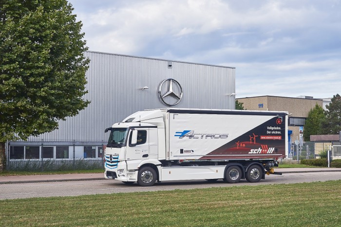 Zseniálisan trollkodott a Mercedes-Benz az eActrosszal 1