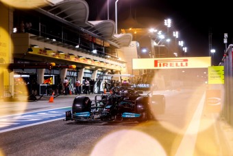 F1: Hamiltonék aggódnak, vezethetetlen az új Mercedes