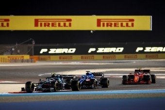 F1: Vettelt péppé verik 