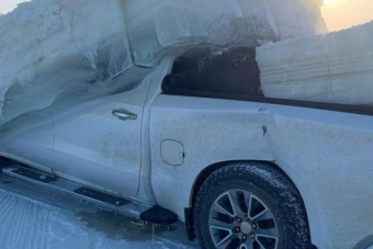 Elég durva látvány a méteres jégből kivágott pickup