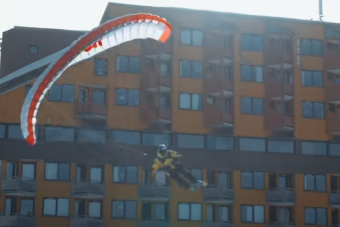 Döbbenet, amit ez a síelő siklóőernyős művel az alpesi tájon