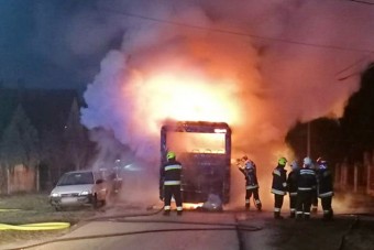 Óriási lángokkal égett egy busz Ácson
