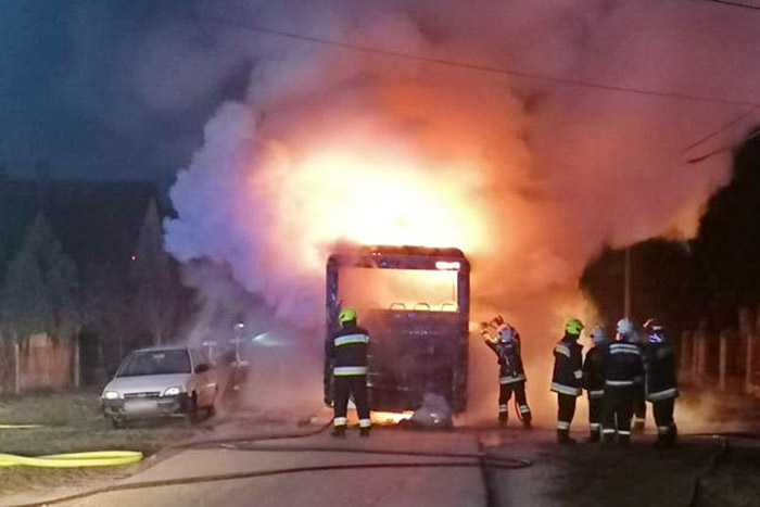 Óriási lángokkal égett egy busz Ácson