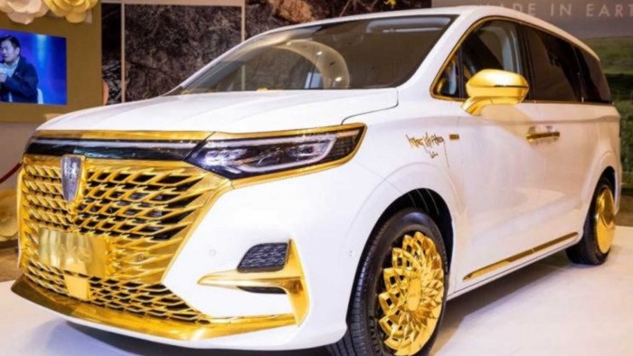 Ez a csicsás kínai aranyszekér nyerte a hűtőrácsháborút 1