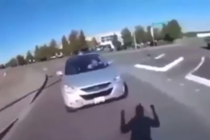 Óva intette, majd felöklelte motoros fiát az anya