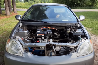 Egy őrült amerikai tényleg megcsinálta a fűnyírómotorral hajtott Hondát
