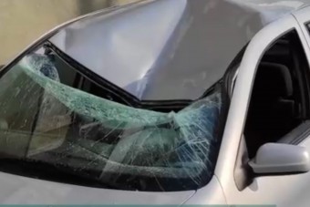 Betonkockát dobhattak egy autóra Egerben a háztetőről