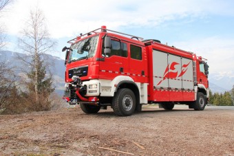 Különleges kétfejű tűzoltóautó szolgál Kínában
