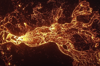 A maga pokoli módján gyönyörű ez a vulkánkitörésről készült drónvideó