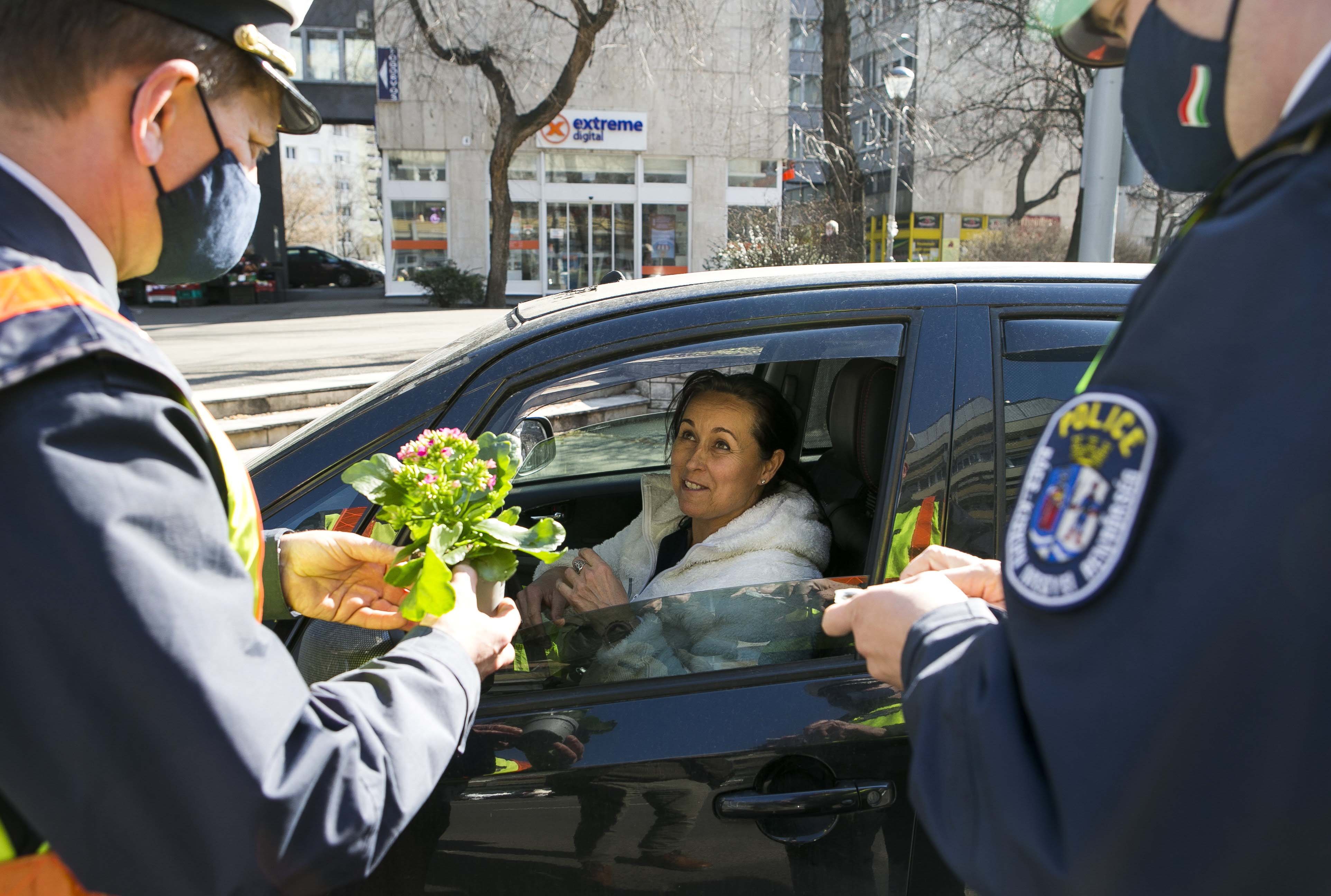 Ajándékot osztogattak itthon a rendőrök 6