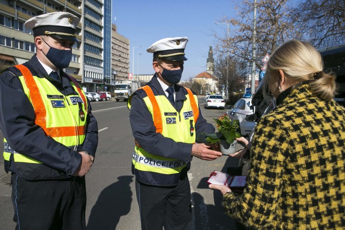 Ajándékot osztogattak itthon a rendőrök 7