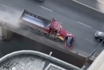 Elképesztő videón, ahogy a dömperes rendületlenül tolta maga előtt a Minit