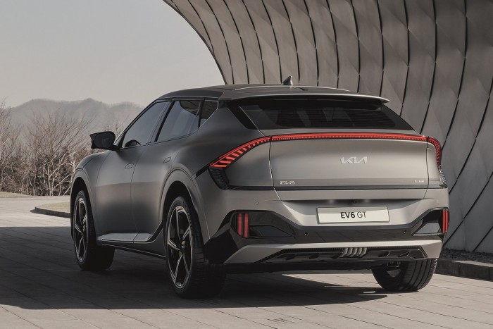 A Tesla Model X babérjaira tör a Kia EV6 8