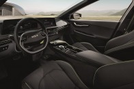 A Tesla Model X babérjaira tör a Kia EV6 22
