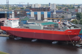 Hatalmas csobbanással kerülnek vízre óriási hajók