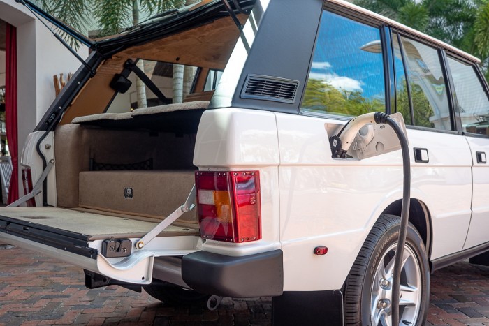 Tesla-motortól táltosodott meg a klasszikus terepjáró