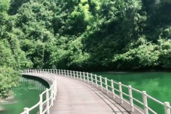 Érdekes élmény lehet ráhajtani erre a vízen lebegő útra